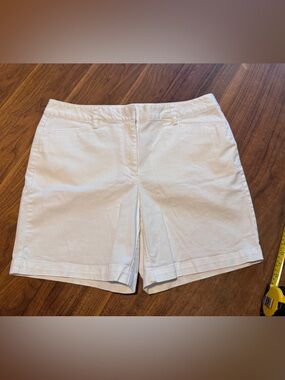 Land’s End White Khaki Chino Shorts in EUC, size 12 Cotton with Stretch Classic